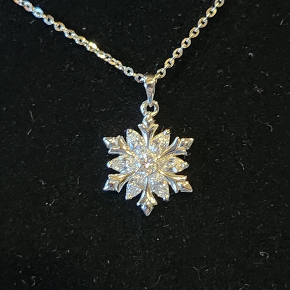 Dazzling Moissanite Snowflake Pendant Necklace in 925 Sterling Silver #31 - Picture 1 of 4
